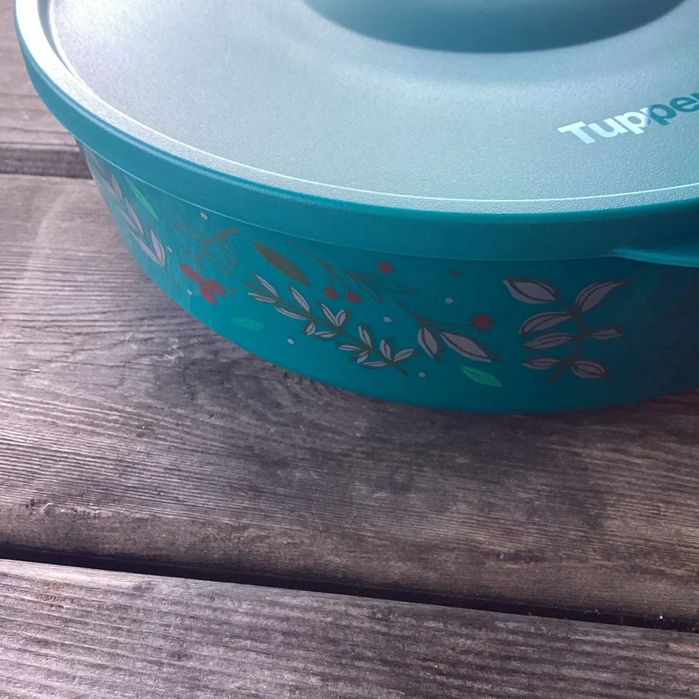 Tupperware Holiday Holly Serving Bowl - 2.5 liters